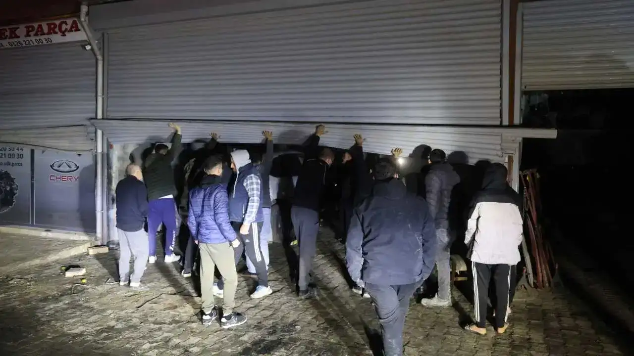 Hatay’da Geceyi Alevler Aydınlattı: 9 İş Yeri Zarar Gördü! 3